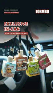 Détail de quatre désodorisants pour voiture FORMBO aux parfums de fruits et café