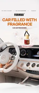 Vue détaillée du flacon de désodorisant de voiture FORMBO dans un intérieur de luxe