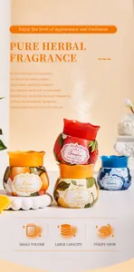 Vue détaillée de bocaux décoratifs de baume aromatique aux divers parfums de fruits