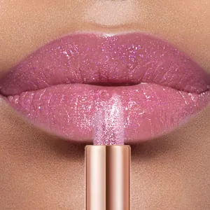 Vista macro del lápiz labial rosa brillante que cambia con la temperatura real