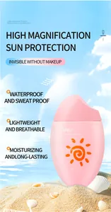 Détail de la lotion solaire Sunny SPF 50 sur un fond de plage ensoleillée