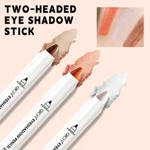 Detailansicht der QICIY doppelköpfigen Lidschattenstifte mit Schimmer-Texturen und Haut-Swatches