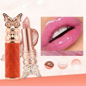 Primer plano de lápiz labial rosa brillante con elegante tubo decorativo mariposa