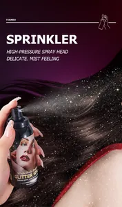 Nahaufnahme von Glitzerspray, das für einen Schimmereffekt auf dunkles Haar aufgetragen wird
