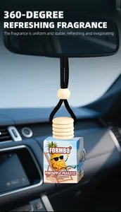 Gros plan du désodorisant de voiture FORMBO pineapple paradise suspendu au rétroviseur
