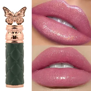 Detalle del labial de mariposa QICIY y prueba de color rosa brillante en los labios