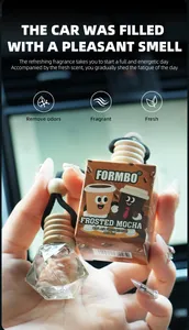 Vue détaillée du désodorisant de voiture suspendu FORMBO au parfum de moka givré.