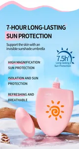 Vue rapprochée du flacon de lotion solaire rose avec SPF 50 PA+++ sur base bois.