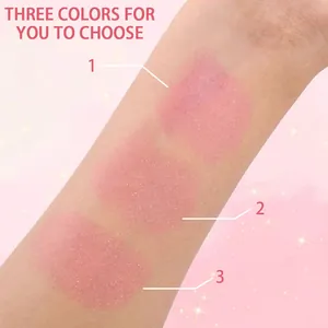 Primer plano de tres muestras de lápiz labial rosa brillante en la piel para comparar