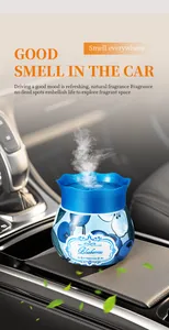 Détail professionnel d'un désodorisant voiture au parfum de myrtille sur tableau bord