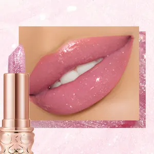 Vista macro de labial rosa con purpurina hidratante y efecto brillante en labios