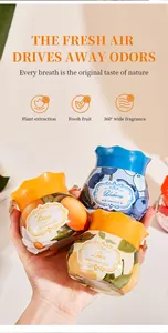 Gros plan de gels désodorisants aux parfums d'orange, de citron et de myrtille tenus à la main