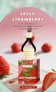 Détail du désodorisant de voiture FORMBO au parfum de fraise avec bouchon en bois
