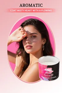 Dettaglio di una candela profumata FORMBO in vetro rosa per rinfrescare l'aria