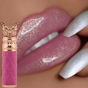 Vista macro detallada que muestra el efecto de brillo rosa hidratante del labial