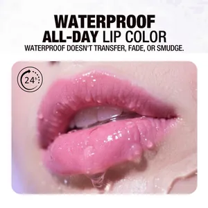 Primo piano di matita labbra rosa impermeabile con gocce d'acqua per una lunga durata.