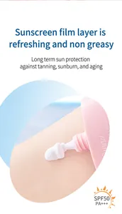 Détail de la texture de lotion solaire rafraîchissante avec protection SPF50 PA+++