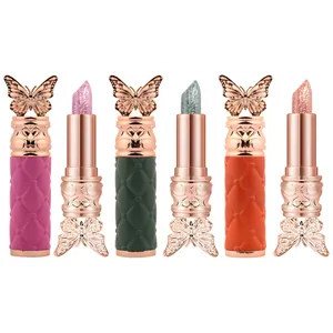 Tres labiales de mariposa brillantes con detalles dorados en varios colores vibrantes