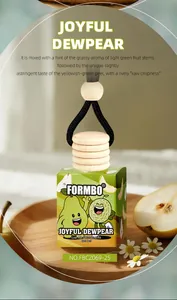 Vue détaillée du désodorisant de voiture FORMBO, parfum Joyful Dewpear, sur plateau bois.