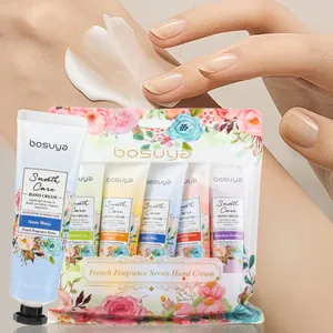 Gros plan montrant la texture de la crème Bosuya et son emballage floral de 5 pièces.