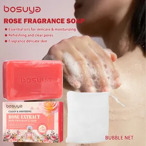 Detailansicht des bosuya Rosenduft-Seifen-Sets inklusive Verpackung und Schaumnetz-Zubehör