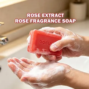 Nahaufnahme von rosa Rosenduft-Seife, die reichhaltigen weißen Schaum in den Händen erzeugt