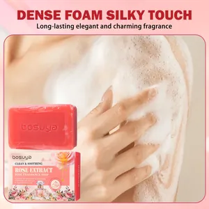Nahaufnahme der bosuya Rosenextrakt-Duftseife mit dichtem weißem Schaum und eleganter Verpackung