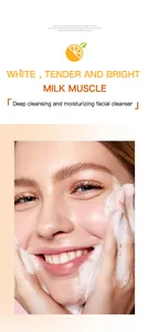 Primer plano de modelo usando limpiador facial de vitamina C con mucha espuma