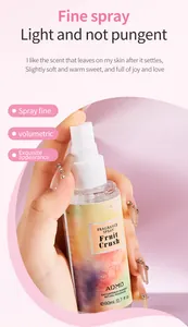 Gros plan du flacon de spray parfumé ADMD Fruit Crush tenu à la main.