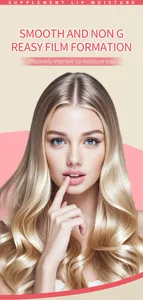 Nahaufnahme eines blonden Models zeigt die feuchtigkeitsspendende Wirkung der Lippenmaske