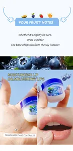 Vista detallada que muestra la textura y el efecto del bálsamo labial ADMD de arándanos.