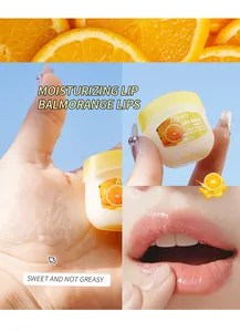Detalle del bálsamo labial de naranja que muestra la textura y el efecto brillo