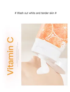 Detalle de loción limpiadora con vitamina C aplicada en la piel para brillo