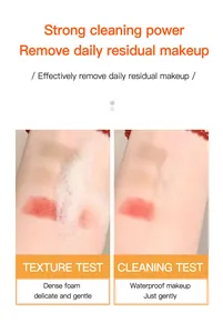 Prueba de textura y limpieza del limpiador facial espumoso para desmaquillar