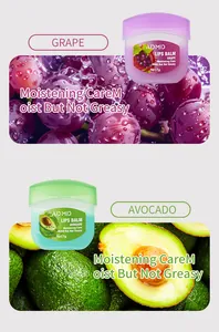 Detailansicht von ADMD Trauben- und Avocado-Lippenbalsam mit frischen Frucht-Hintergründen