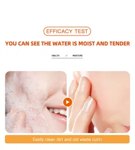 Detalle del limpiador facial con vitamina C que muestra espuma rica y piel suave