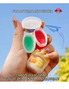 Primer plano de cuatro bálsamos labiales de frutas ADMD de colores en la mano