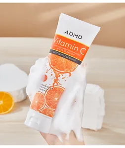 Detalle de la espuma limpiadora ADMD con vitamina C y extracto cítrico refrescante.