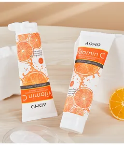 Primer plano de los tubos de limpiador facial ADMD Vitamin C Deep Cleansing en fondo claro