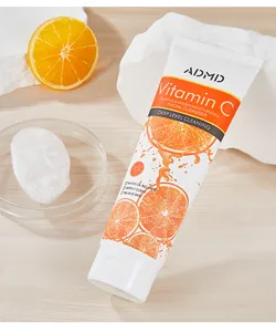 Detalle del limpiador facial ADMD Vitamina C con textura cremosa y rodajas de naranja