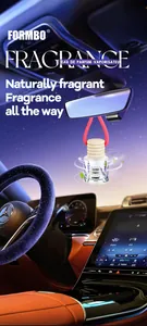 Diffuseur de parfum de voiture suspendu à la lavande FORMBO dans l'habitacle de luxe