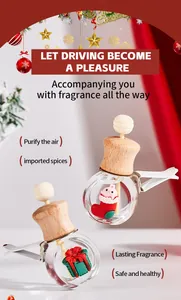 Primer plano de frascos de perfume de coche navideños con calcetín rojo y regalo