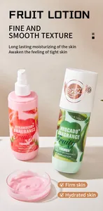 Detailansicht der fruchtigen FORMBO-Körperlotion mit cremiger Erdbeer-Textur und Flaschen
