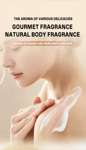 Nahaufnahme von weißer Bodylotion-Creme auf der glatten Haut der Schulter einer Frau.
