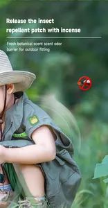 Detailweergave van een insectenwerende patch met kikker op een vest in de buitenlucht