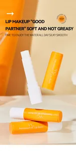 Vue détaillée de trois baumes à lèvres à la vaseline et vitamine C en emballage orange