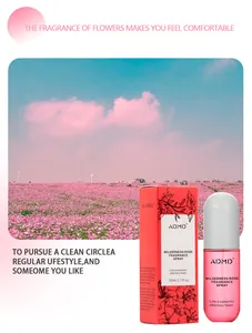 Spray profumato ADMD Wilderness Rose 50ml su uno sfondo scenografico di fiori rosa