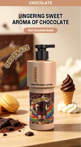 Detailansicht der Parfüm-Bodylotion mit Schokoladenduft in einer braunen Flasche mit Süßigkeiten