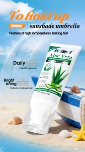 Gros plan de la crème solaire FORMBO Aloe Vera SPF 50+ sur fond de plage ensoleillée