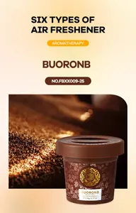Détail macro du gobelet désodorisant FORMBO marron avec étiquette dorée de luxe